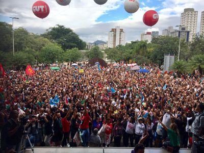 Trabalhadores em educação de Minas seguem em greve e pressionam deputado que estão a favor da reforma da previdência Servidores Publicos